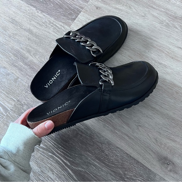 Vionic‎ georgie leather loafer mules w/ chain detail - Picture 7 of 7